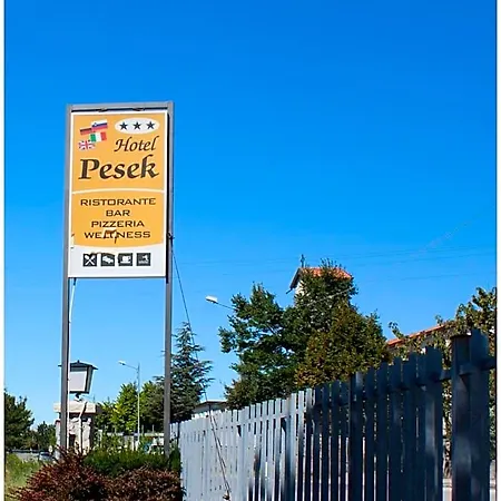 Pesek 3*
